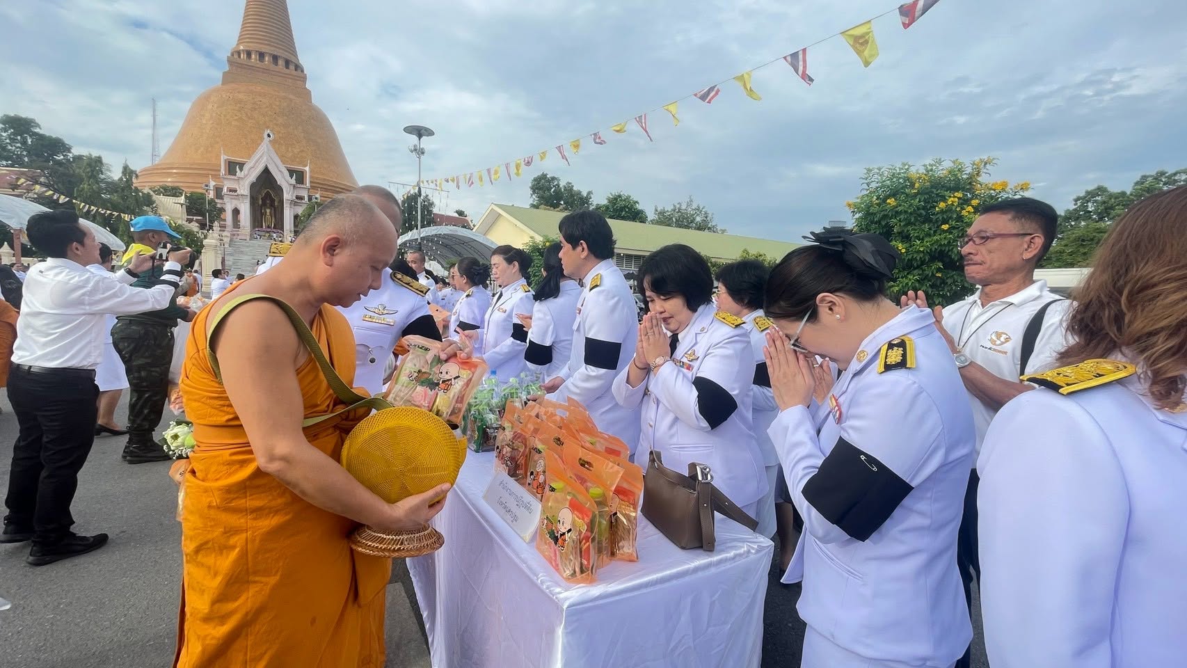 title - ส.ป.ก.นครปฐม เข้าร่วมพิธีเจริญพระพุทธมนต์ และทำบุญตักบาตรถวายพระราชกุศลแด่ สมเด็จพระนางเจ้าสิริกิติ์ พระบรมราชินีนาถ พระบรมราชชนนีพันปีหลวง เนื่องในโอกาสวันคล้ายวันพระราชสมภพ และวันแม่แห่งชาติ 12 สิงหาคม 2569